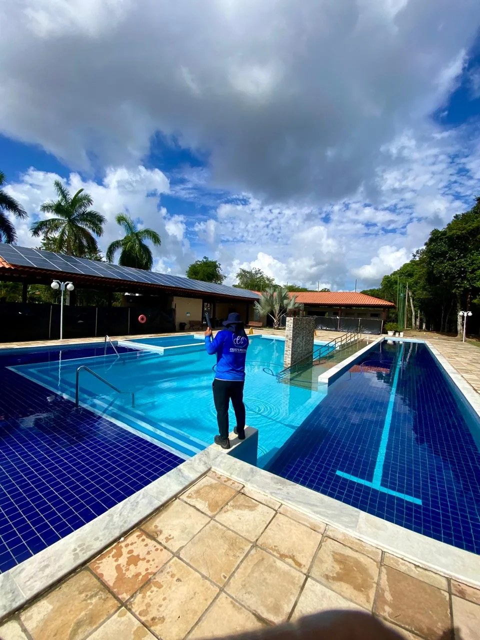 Equipe em piscina de condomínio