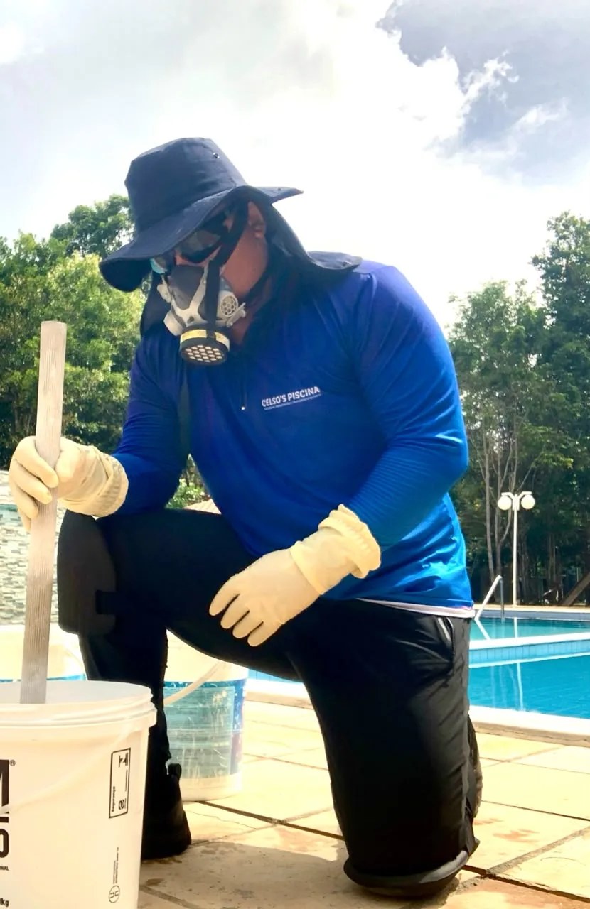 Profissional da equipe Celso’s uniformizado e utilizando equipamentos de proteção